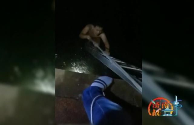 托举|女子深夜跳海，小伙跳水救人，水下托举半小时，浑身被划伤……