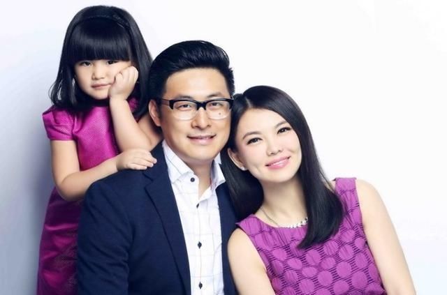 亲密|在KTV和一位白衣女子举止亲密,不知道这次王岳伦会做出什么回应