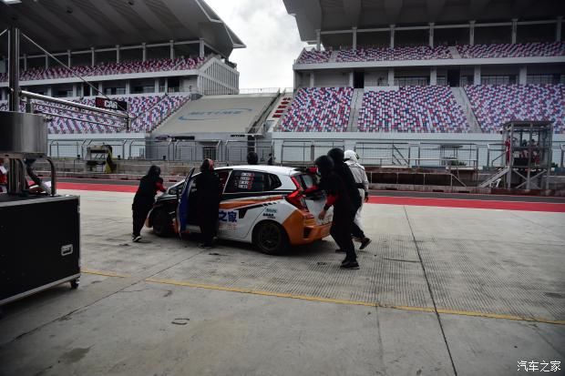 转向|601号赛车被撞，轮圈缺一块还能完赛。818号赛车突然无法转向