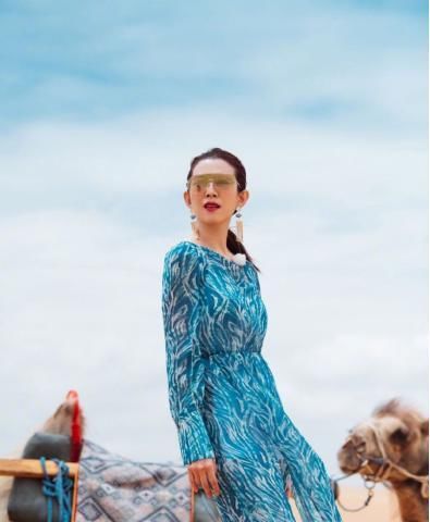 不见|蔡少芬气质真不赖,这么花哨的连衣裙也能驾驭,高级感一点不见少