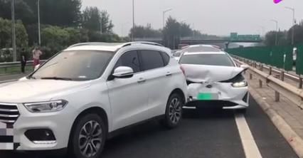 后车|8月30日,一位老人横穿高速公路被撞飞,不幸当场身亡,恐怖全程被后车行车记录仪