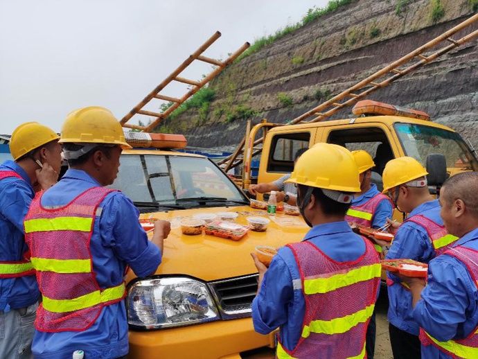  内江|内江移动的“泥腿子”们，冲在了通信抢险的第一线！