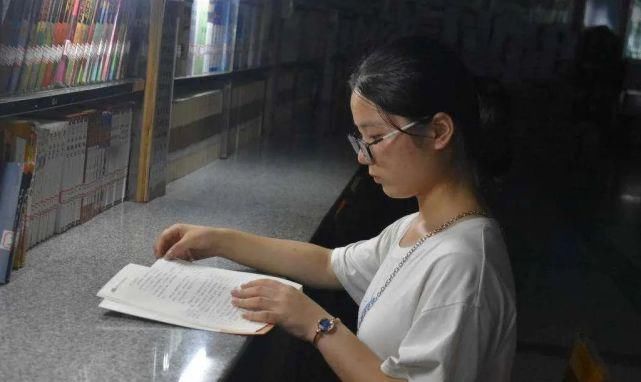 最红|今年最红的北大考古女生：她的泪里，藏着2.9亿农民工的痛