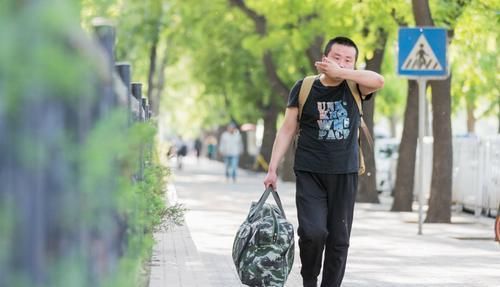  父亲|11岁漂亮女儿患重症急需救命钱，父亲急哭：别说卖血 要命都行