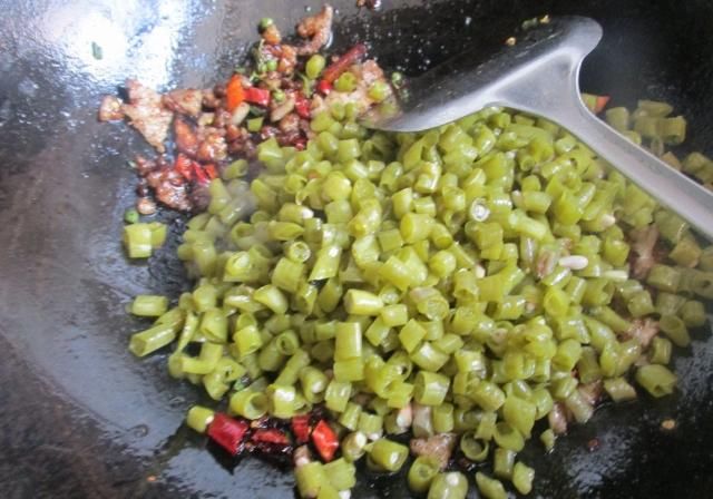  下饭|三伏天没胃口，豆角这样多1步，酸辣开胃特下饭，米饭都多吃2碗