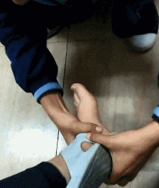  搞笑|搞笑GIF：大姐淡定的等人来救