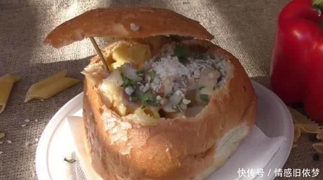 校门|大妈校门前卖“自创”小吃,食客从没见过,6元一碗,每天卖200碗