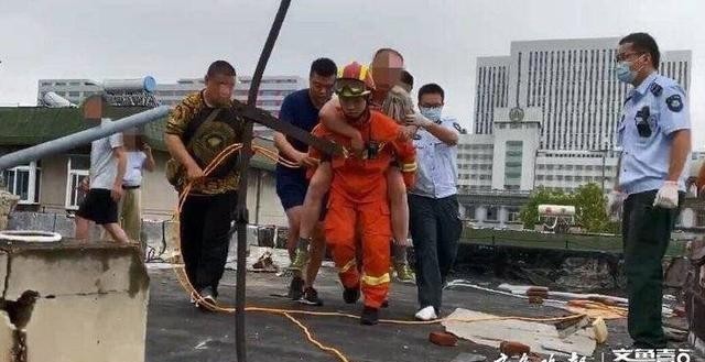  泉城|楼顶修东西突然腿没了知觉，泉城广场消防员悬绳救下被困男子