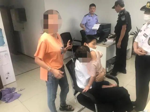  女娃|3 岁女娃被锁车内，哭到满身大汗！妈妈居然还在逛公园！