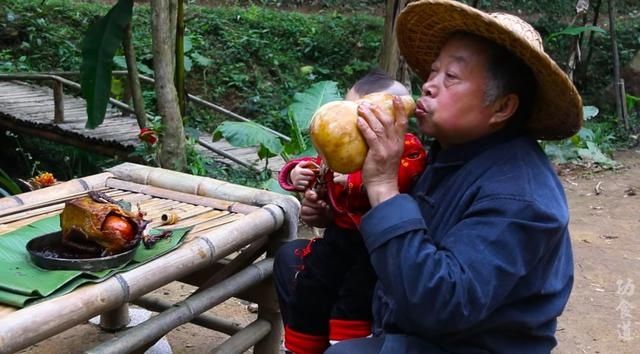  有个|山东有个大爷版李子柒！“玩木头”爆红海外！能造2600年前“鲁班凳”