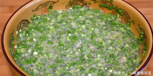 外酥|韭菜盒子新做法,不加面粉不加水,大锅煎一煎,外酥里软,太香了