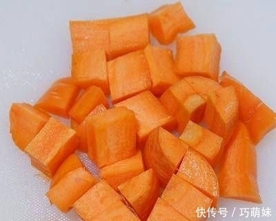  不吃|如果孩子们不吃胡萝卜怎么办？炖一锅五花肉烧胡萝卜菜，营养可口