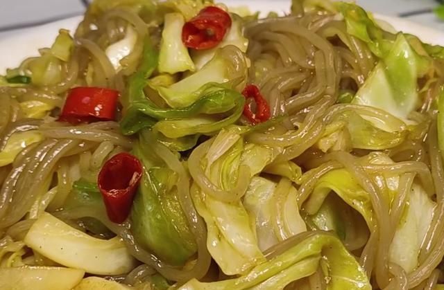 包菜|酸辣款包菜炒粉丝的好吃做法,脆嫩鲜香,弹软美味,家人特爱吃
