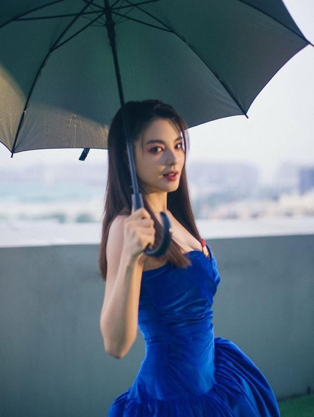  成熟|张雨绮成团夜秀火辣身材，成熟魅力十足，曾直言太性感也很烦恼