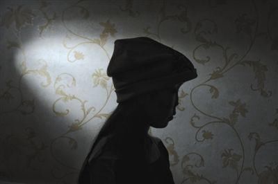  妻子|男子砍伤妻子被判五年，假释期间再度逞凶却被反杀