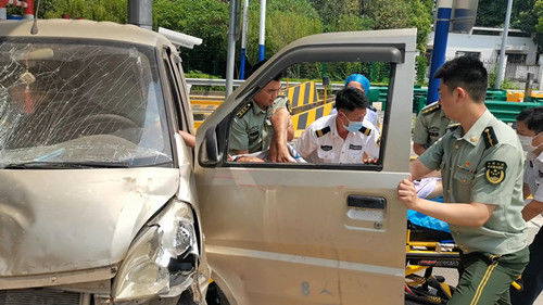  重伤|高速上爆胎翻车，驾驶员重伤被困！武警路遇紧急营救……
