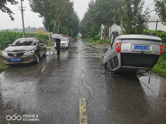  鞍山|“咣当”！驾驶员掏手机，鞍山轿车当街翻面