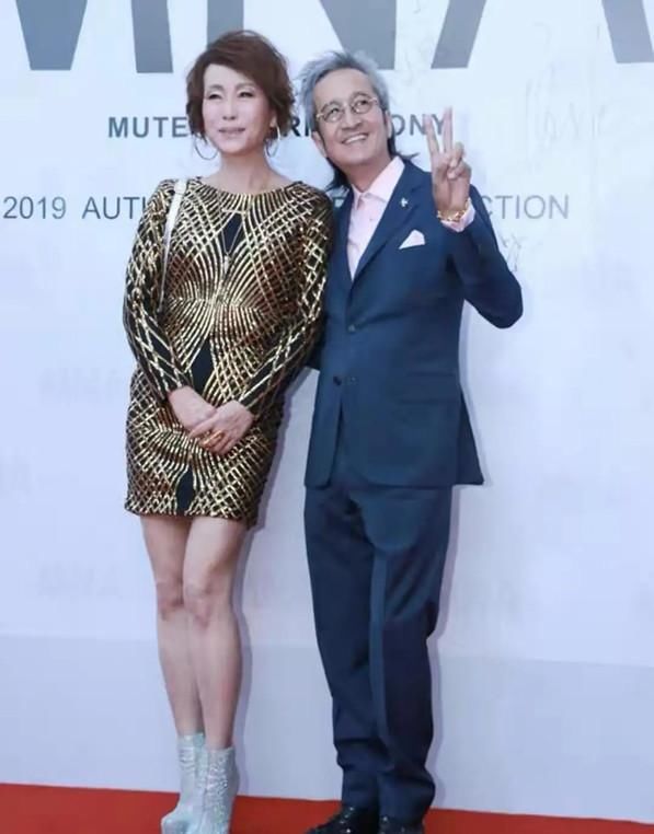 身材|57岁叶童比67岁赵雅芝还显老 搭配碎花连衣裙如老奶奶