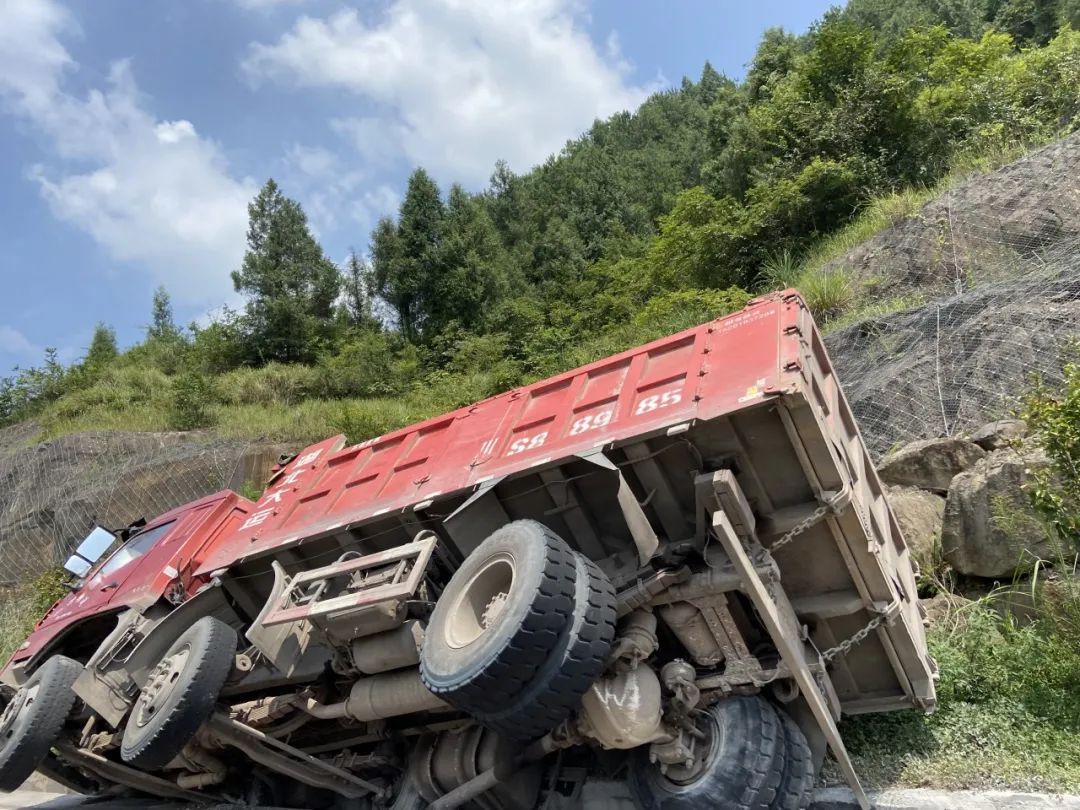  快速通道|平昌快速通道车祸｜大货车“躺”了一夜！