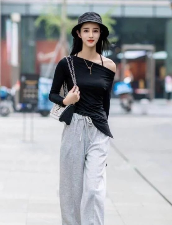 热裤|街拍：身材高挑的小姐姐，条纹上衣配牛仔热裤，青春活力气息