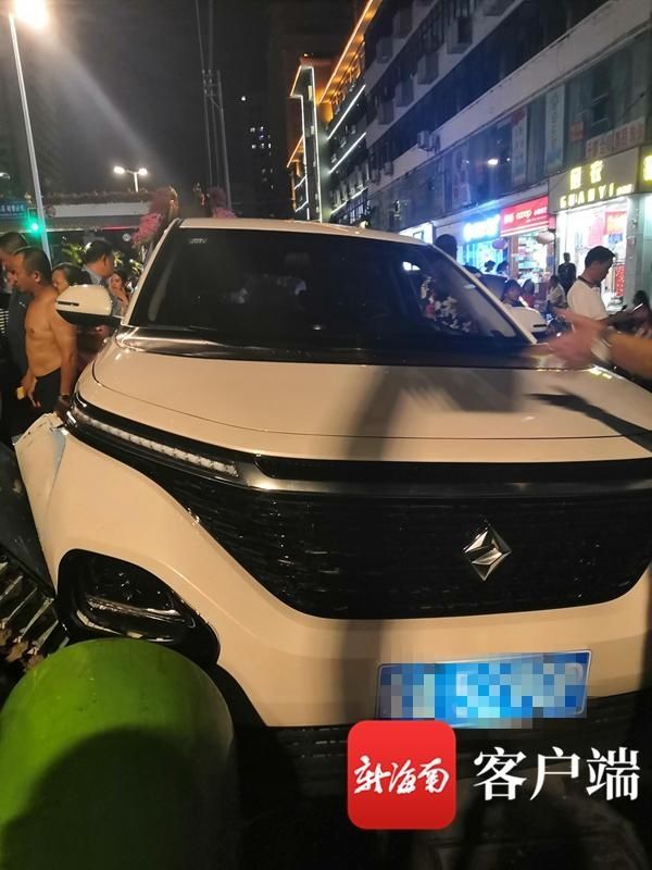 轿车|海口一轿车撞向4名行人追踪：女伤者尚在重症监护室观察 急寻被“捡”手机