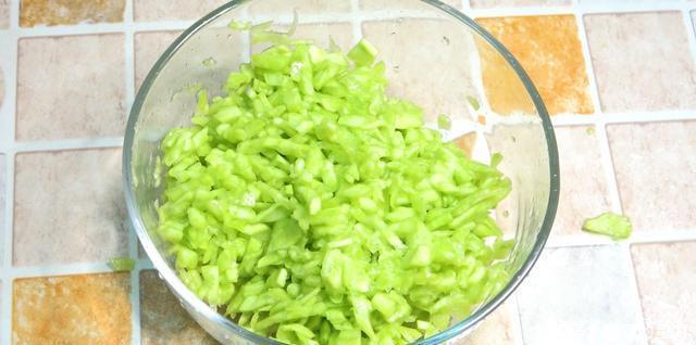 苦瓜|苦瓜和鸡蛋别炒着吃了,教你一个新做法,美味下饭,孩子抢着吃