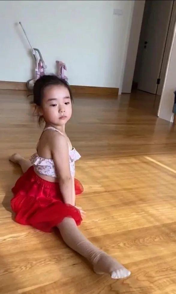 自导|董璇晒女儿跳舞视频，4岁小酒窝自编自导儿童舞，一字马太有范
