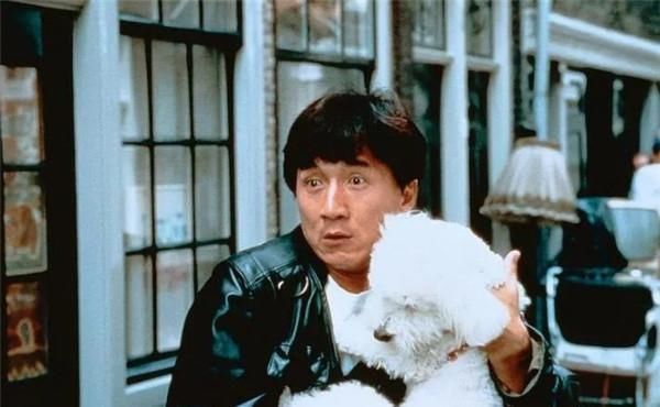  电影|为纪念恩师从21楼跳下，取景中险坠机，成龙“拿命拍”这部电影！