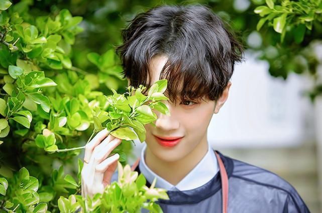 成糊|赖冠霖归国后成糊咖同是南韩归国艺人,黄明昊朱正廷凭啥大火