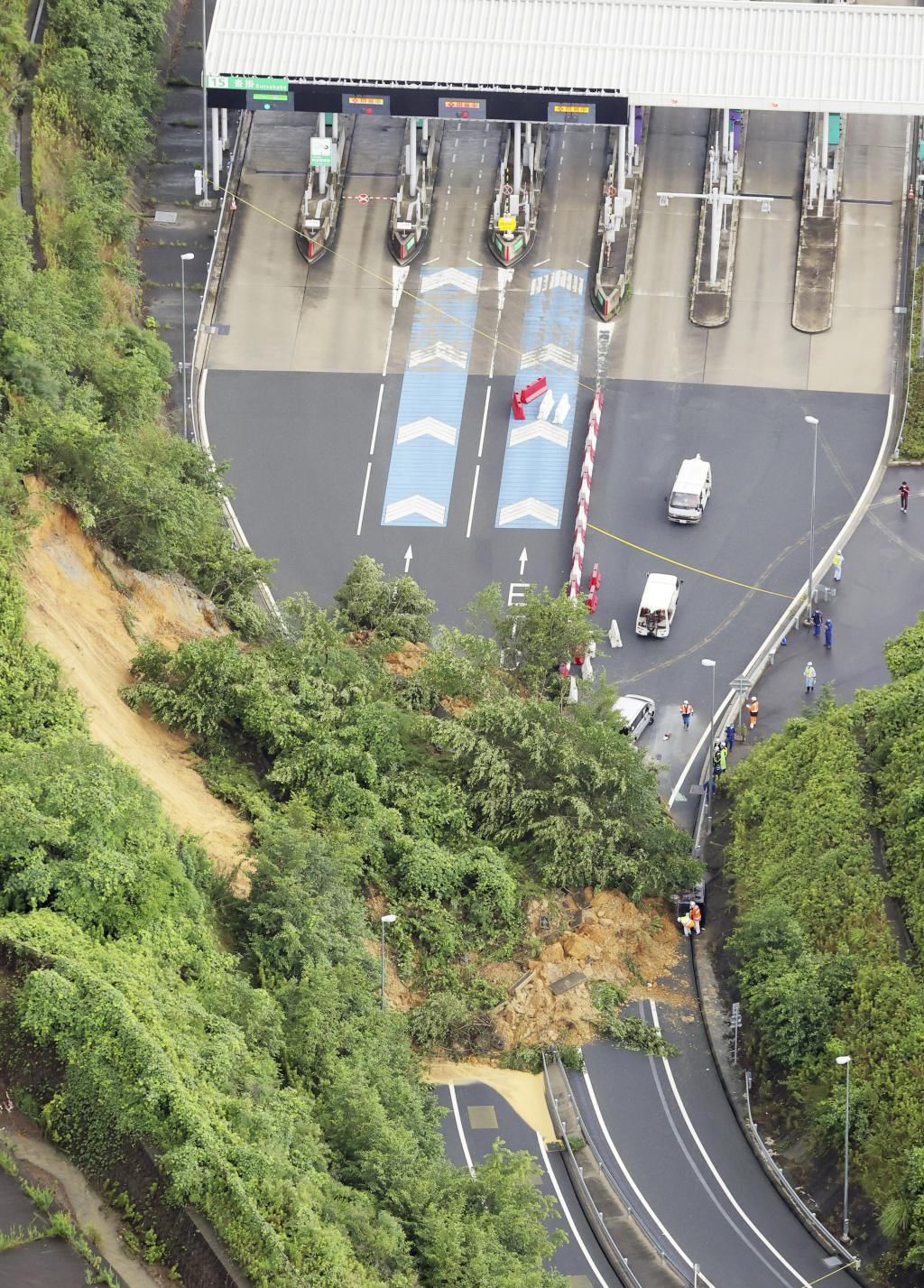  受伤|日本国道收费站前发生山崩！3车遭受波及，酿2人受伤！