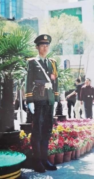 棍子|男子深夜挥刀追砍孩子，一个身影抄起棍子来了