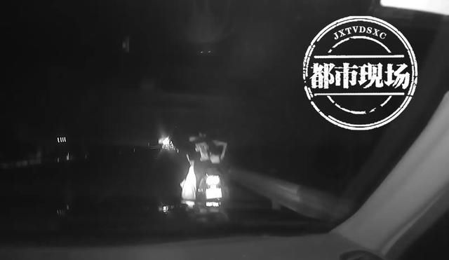  危险|太危险！俩男子暴雨夜骑摩托车上高速，还是无证驾驶