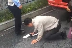  货车司机|磕头、下跪、扇自己耳光！扣12分就降级，扣的是卡车司机一家人的口粮！