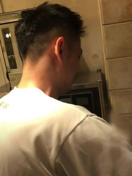 浪子回头|浪子回头!林丹凌晨为谢杏芳下厨,徒手煎鱼,厨房公开又小又旧