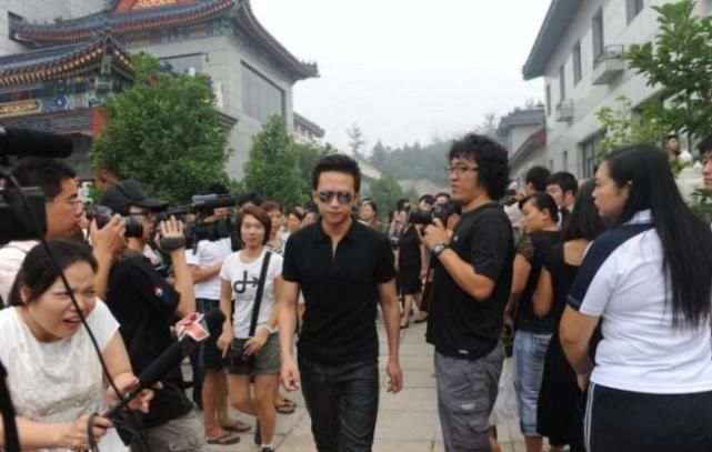  冯小刚|邓超到底做错了什么？能和冯小刚结怨10年，张国立骂他滚出去！