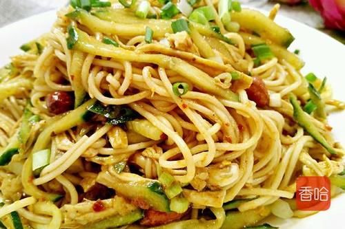  少许|鸡丝凉面怎么做？原来煮面和料汁都有讲究，做好了不油腻还减脂