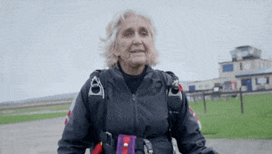 亲自|鸟人”奶奶亲自示范，什么叫做活到老玩到老