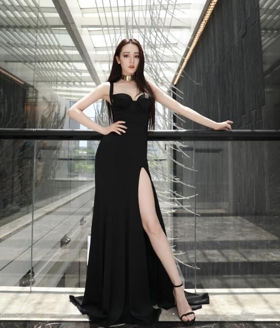  走在红地毯|迪丽热巴穿开叉裙走红毯，高开叉长裙养眼迷人，大秀曼妙婀娜身姿