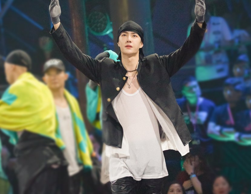  上场|王一博水舞台燃炸了，当镜头特写他的舞蹈动作，确定是带伤上场？