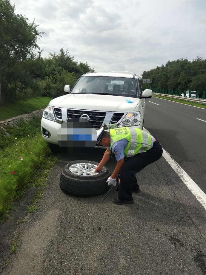  爆胎|交警的最美瞬间 | 爆胎别慌 高速交警来帮忙