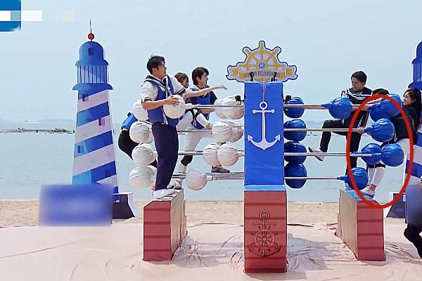  郑恺|郑恺掉下去时，游戏道具出卖了他，完全可以赢却偏偏要放水让baby