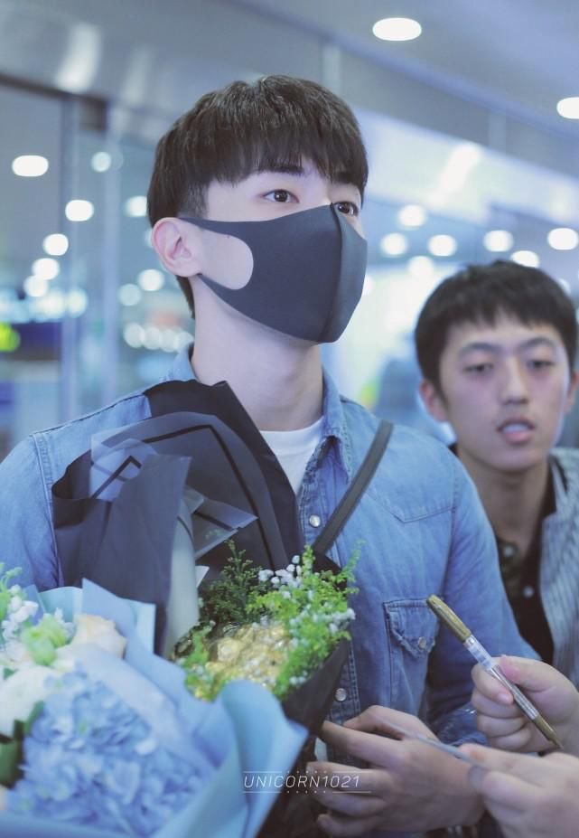 邓伦|杨幂邓伦一起上综艺,甜蜜互动的同时穿搭非常亮眼!邓伦我爱了!