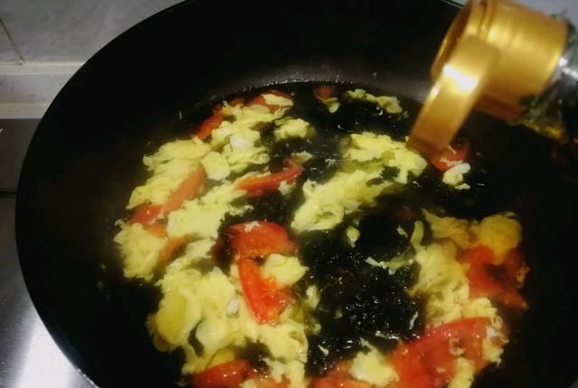  难怪|西红柿汤总不对味？先炒西红柿还是先加水，很多人做错难怪不好喝