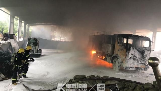 货车|上午杭州一装有沥青货车突然起火,黑烟滚滚