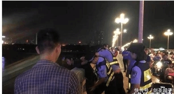 男子|19岁少女晚上在桥边看风景, 被陌生男子扔进河里, 让人气愤!