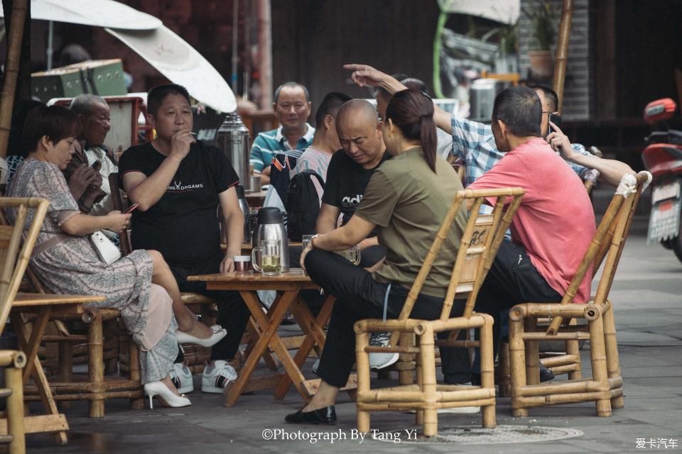 老一辈|【热搜冲顶】老一辈四川人的生活就是：吃烟，喝茶，打牌。