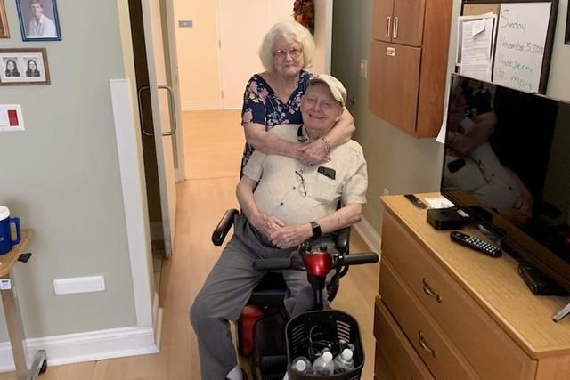  爱情|新冠时期的爱情：美国90岁老人为看老妻一眼染病去世，称绝不后悔