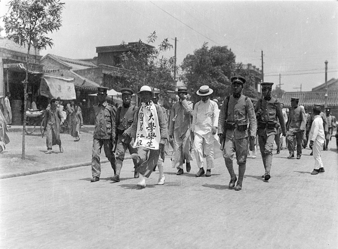 束腰|100年前的老照片，比“三寸金莲”还惨的束腰，图5在鳄鱼池里聚餐的贵妇