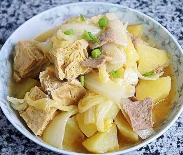  豆腐|白菜汤加入豆腐粉条，炸肉丸子一咕嘟！营养美味，吃得身上暖洋洋