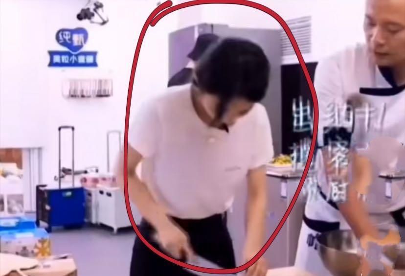  中餐厅|赵丽颖太能干! 《中餐厅》里切菜和揽客, 戴着帽子炒菜暴露了厨艺